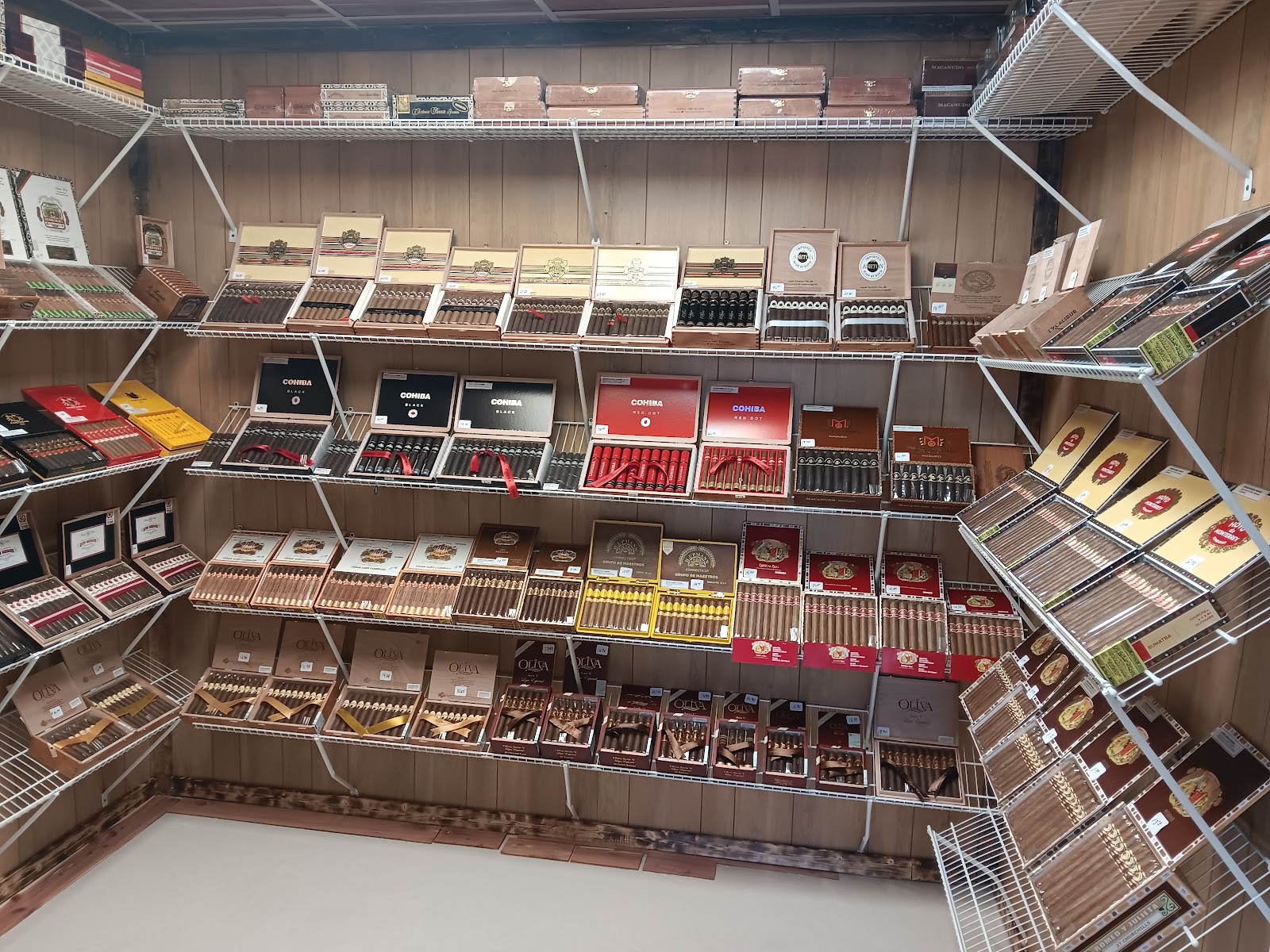 Rolando's Cigar Lounge, LLC photo 2