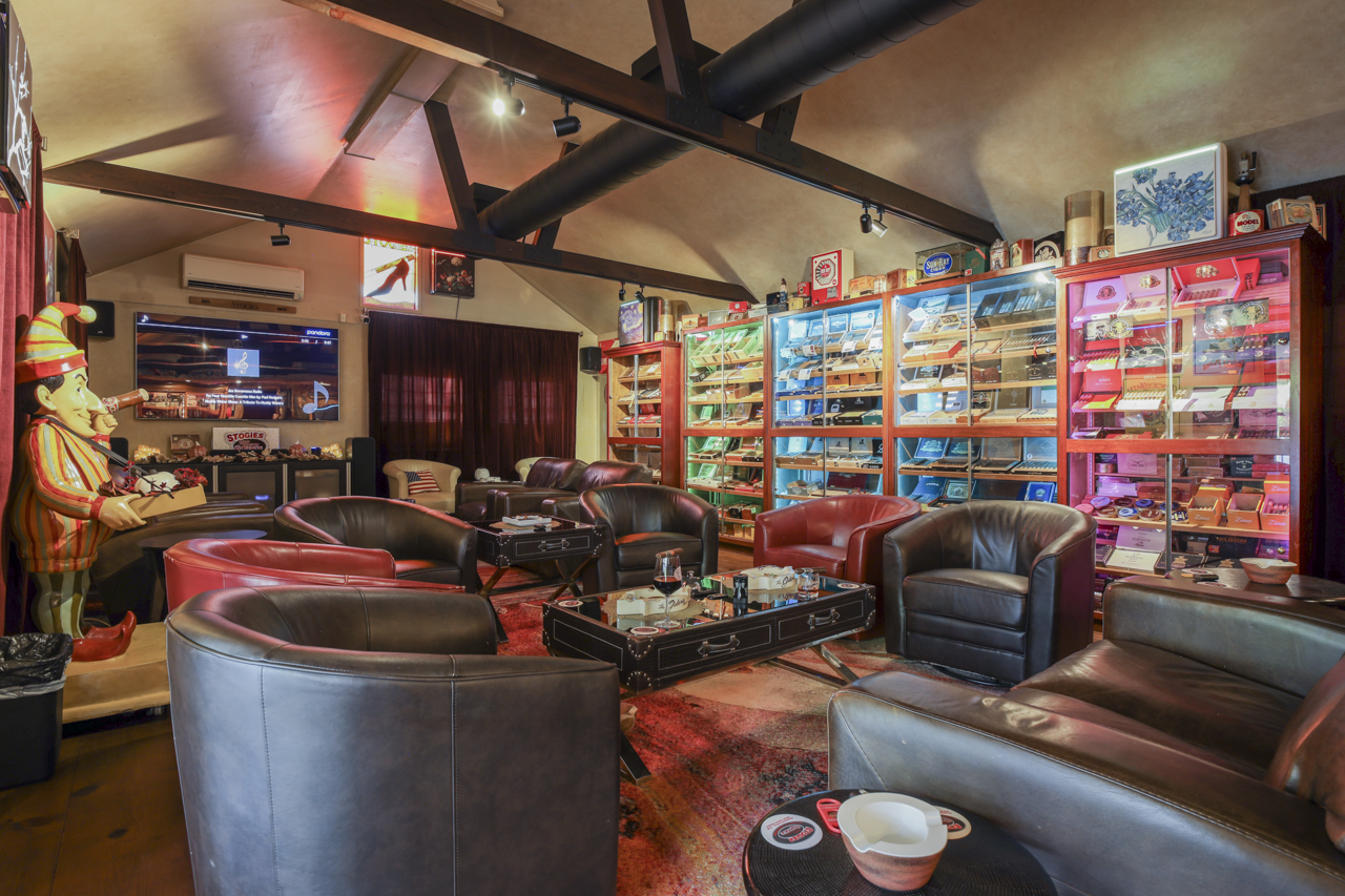 Stogies Gold Country Lounge photo 4