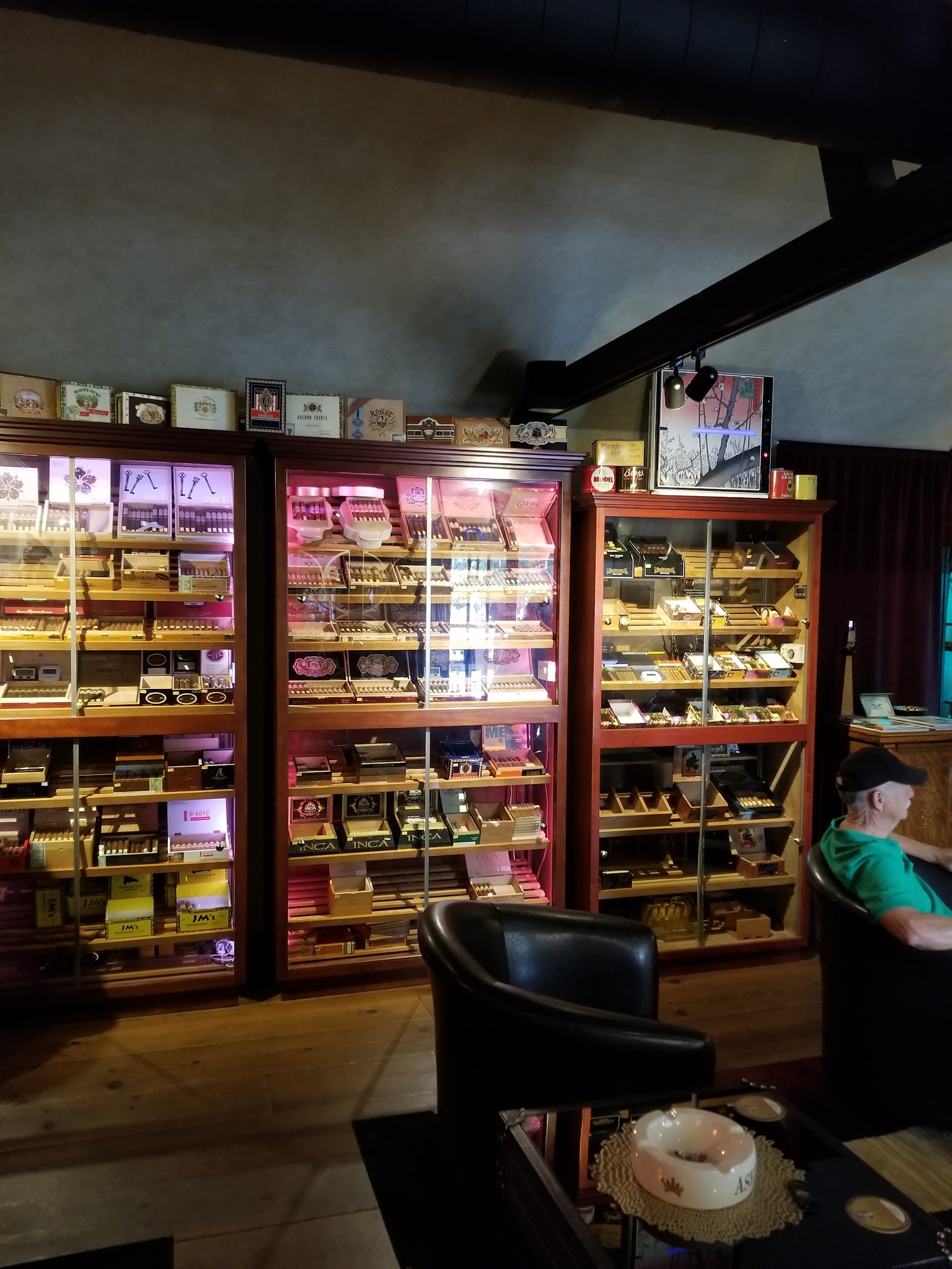 Stogies Gold Country Lounge photo 8
