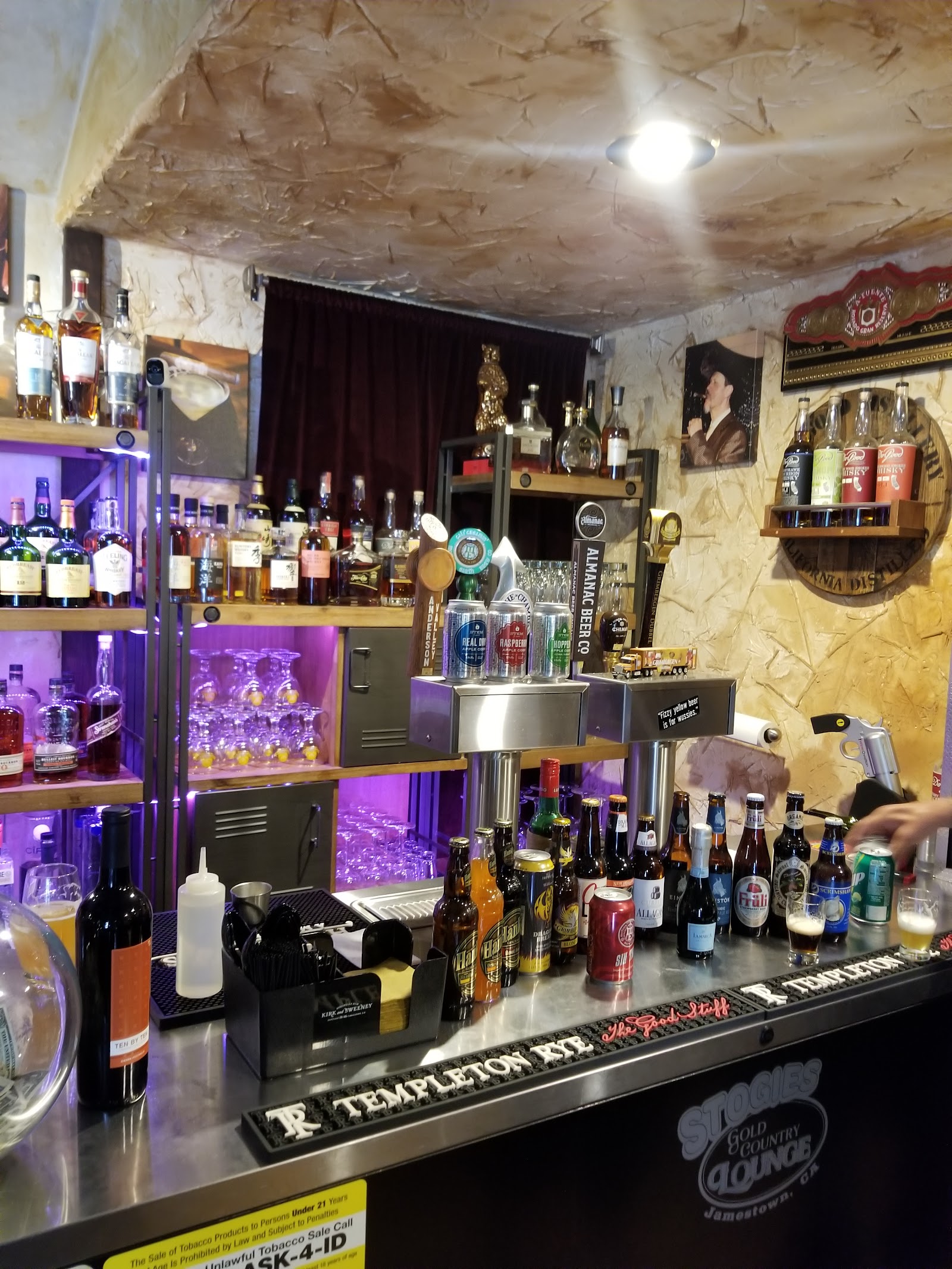 Stogies Gold Country Lounge photo 10