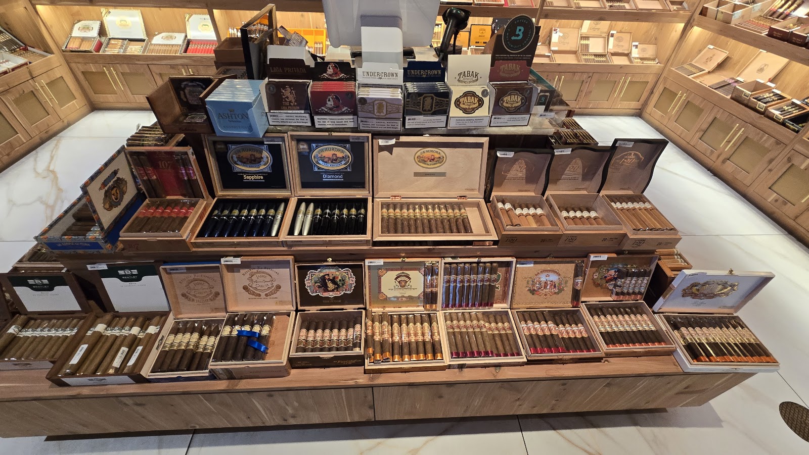Tabacon Cigars and Spirits (Plantation) HQ photo 8