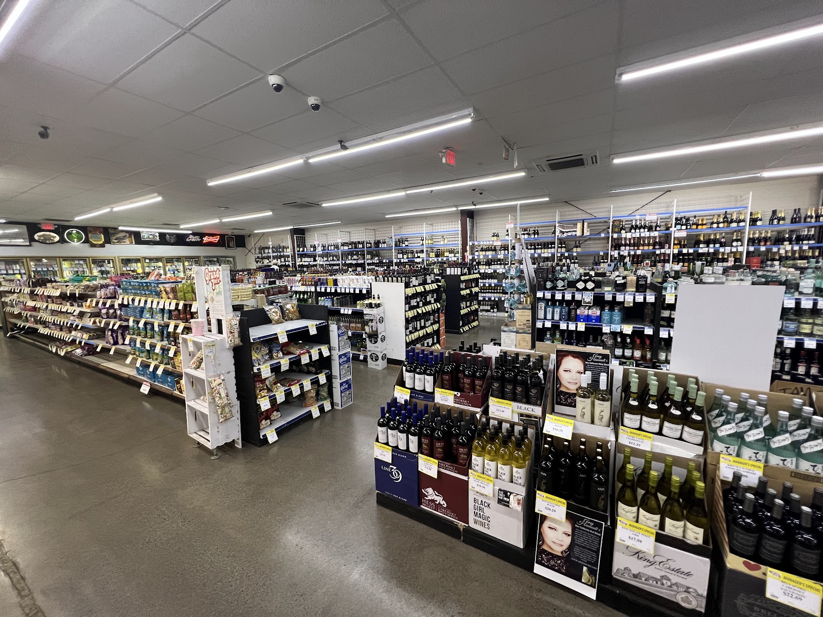Tamura's Fine Wine & Liquors - Lahaina, HI photo 2