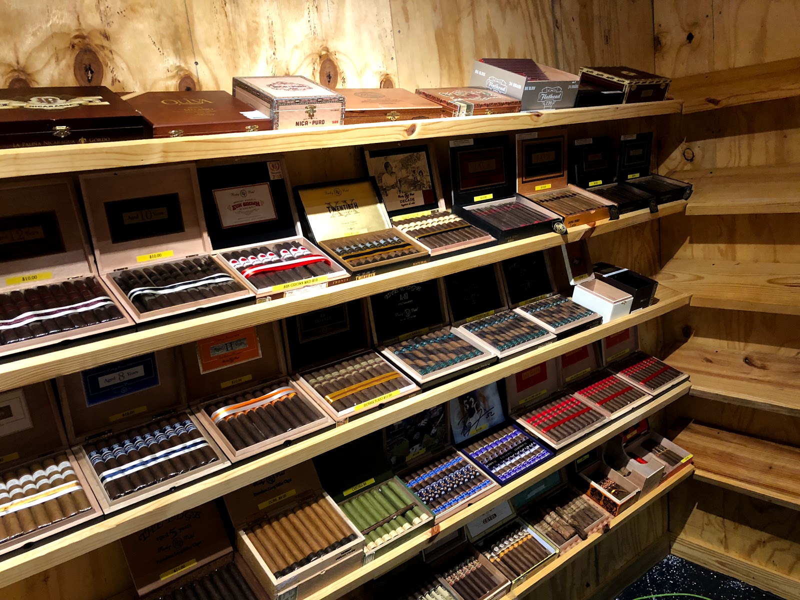 The Leaf Cigar and Pipe Shop photo 2