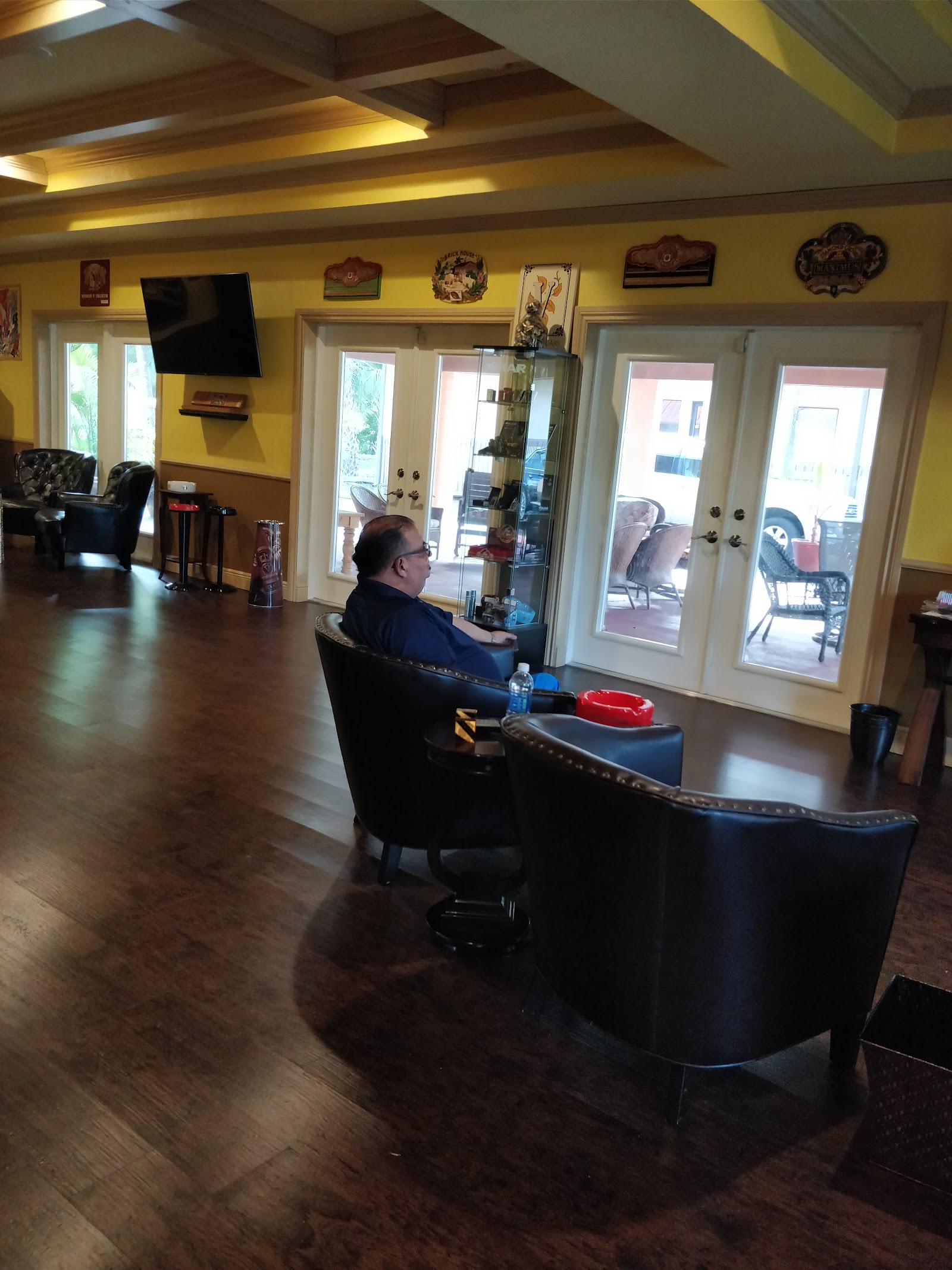 Vintino's Premium Cigars & Smoking Lounge photo 9