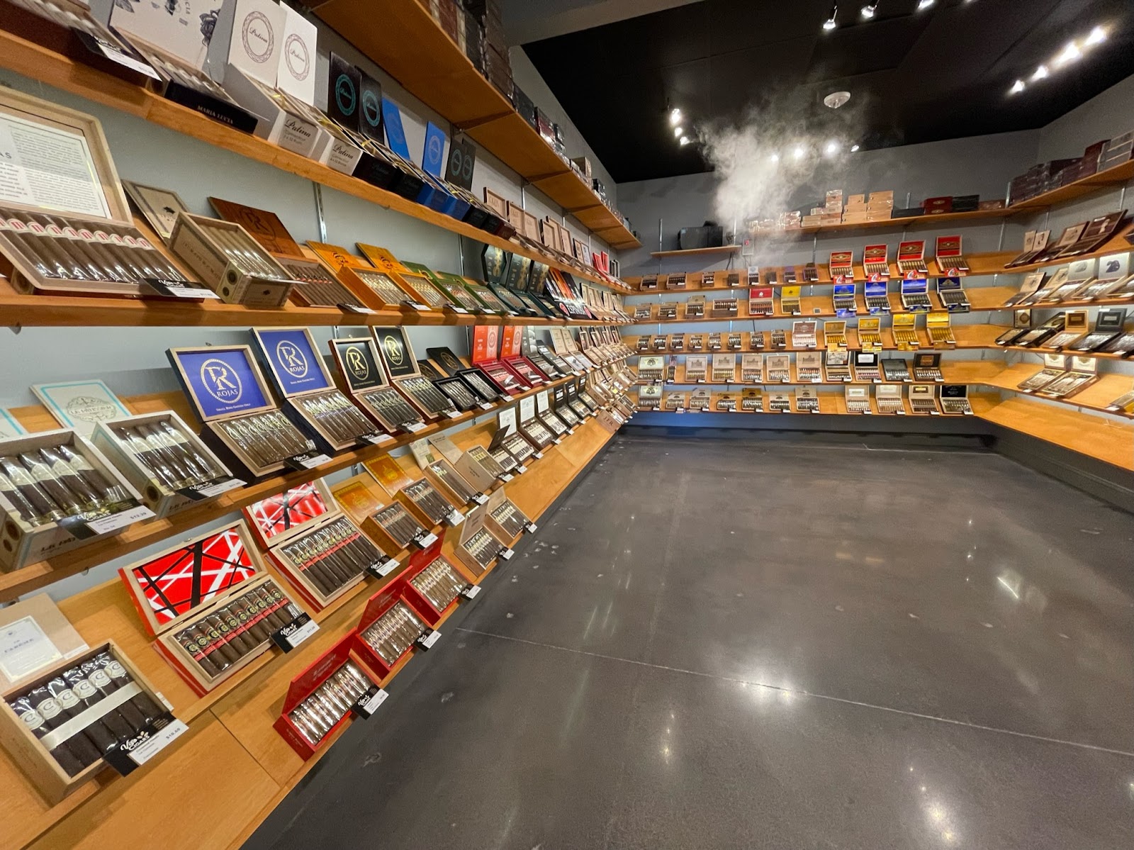 Viso Cigar Lounge photo 2