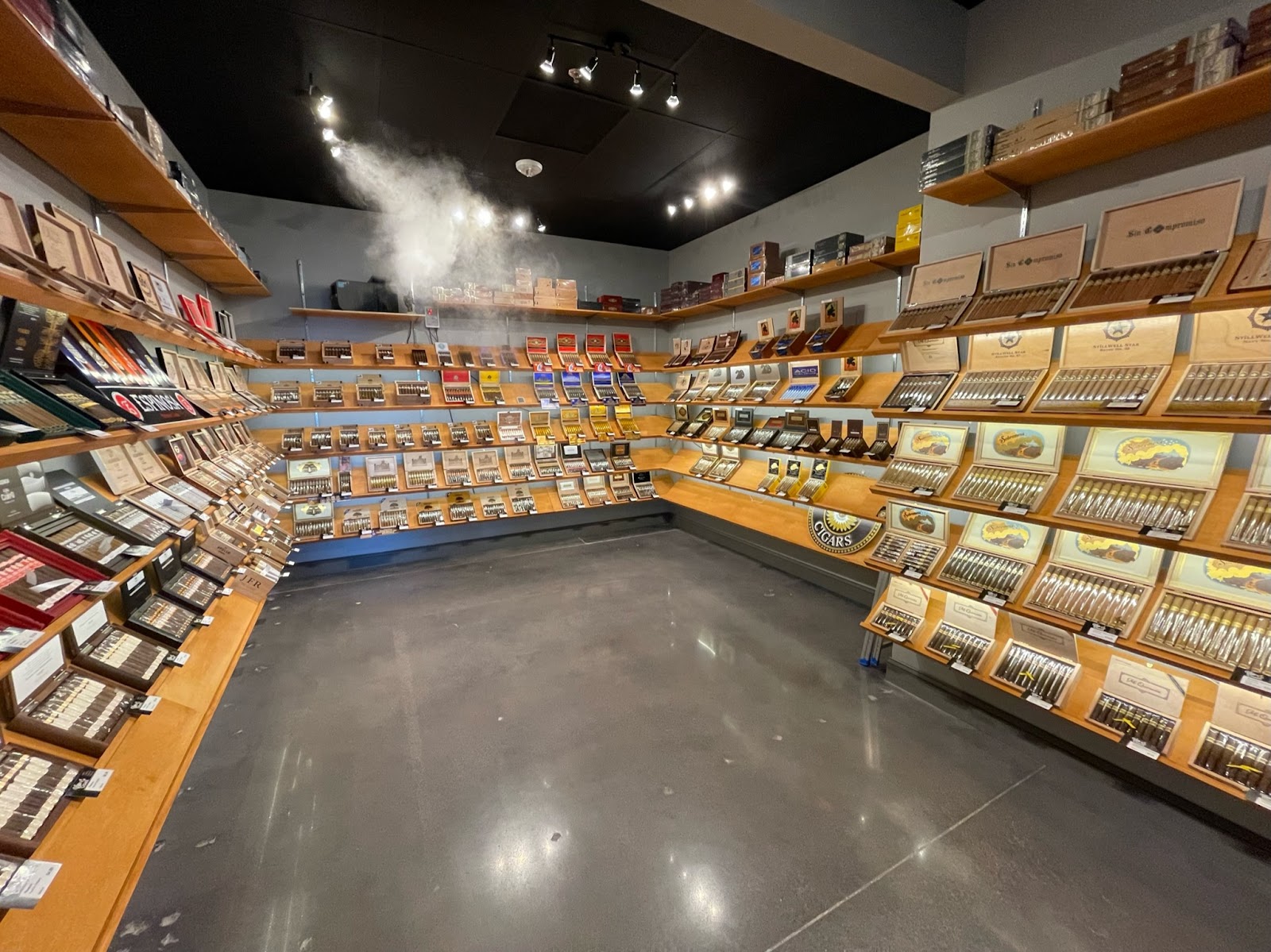 Viso Cigar Lounge photo 5