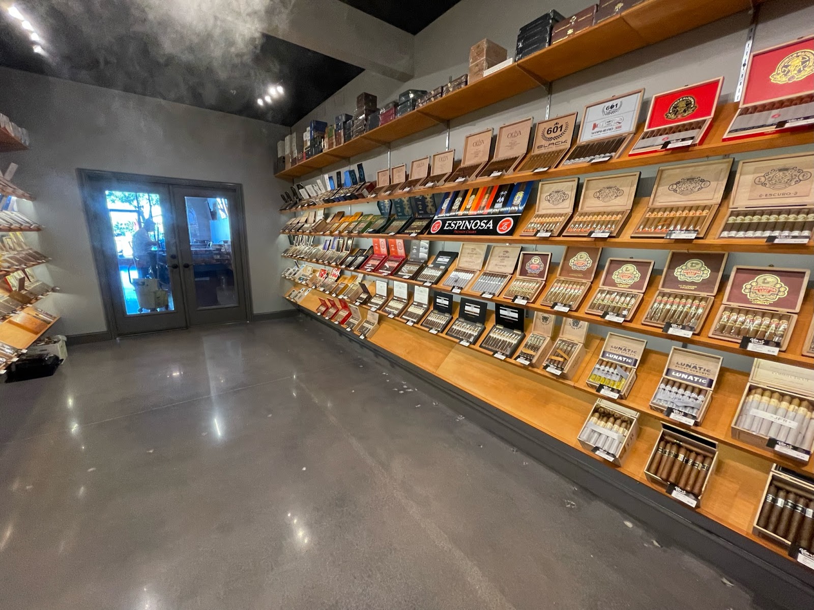 Viso Cigar Lounge photo 8